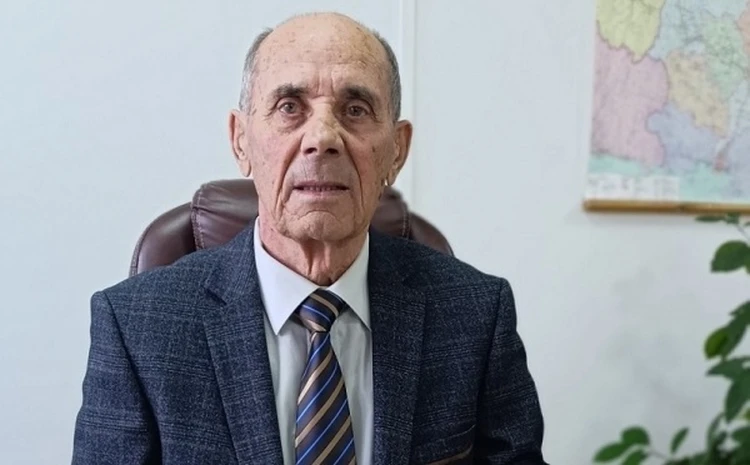 Защищал закон и регистрировал браки: полицейский поймал маньяка по форме кадыка и голосу и забрался в угнанный самолет с 70 пассажирами на борту по веревочной лестнице