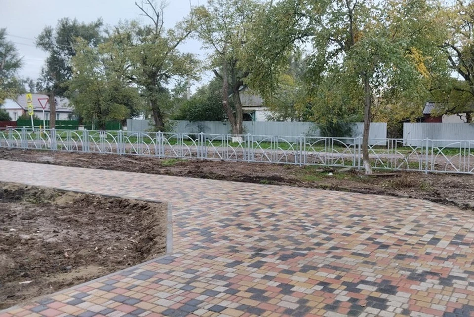 Там кронировали деревья, выложили брусчаткой дорожки, установили ограждение. Фото: администрация Ипатовского округа
