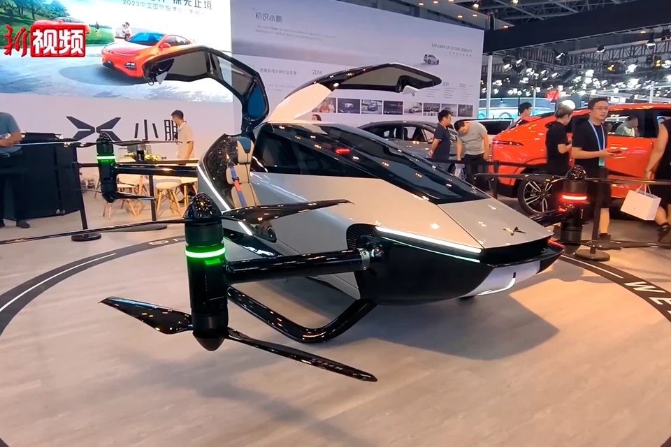 Китайский XPeng Voyager X2 - самый продвинутый на сегодня летающий автомобиль. Поднимается на 1000 м над землей, разгоняется до 130 км/ч, может пролететь 70 км.