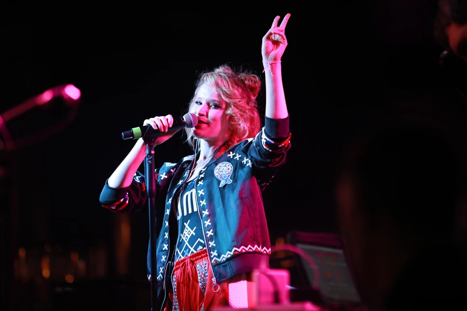 Певицу Монеточку* увезли на скорой с концерта в Риге из-за отека Квинке