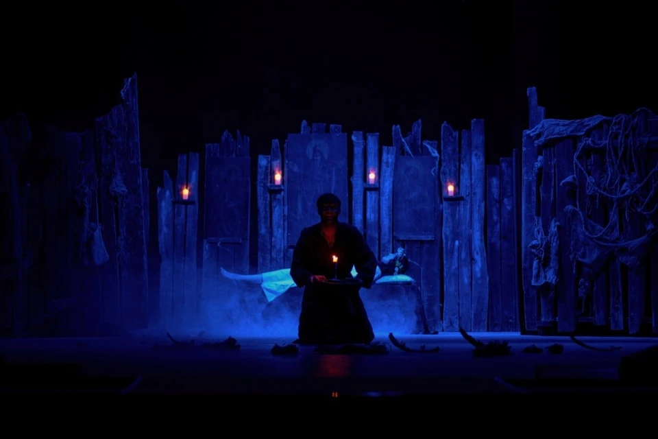 Актеры не растерялись и продолжили играть как ни в чем не бывало. Фото: театр «Полночь»