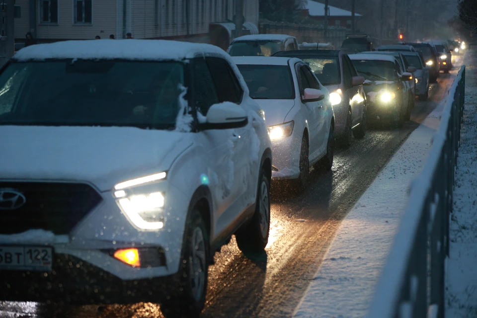 Автомобилистам советуют соблюдать дистанцию, снижать скорость и по возможности воздержаться от дальних поездок