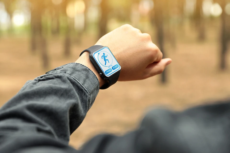 Активность на больничном стала причиной увольнения: мужчину подставил шагомер. Фото: New Africa/Shutterstock/Fotodom
