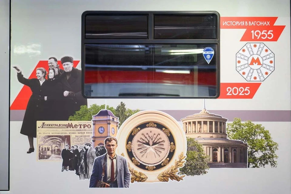 На вагоне разместили символы красной ветки. Фото: Смольный