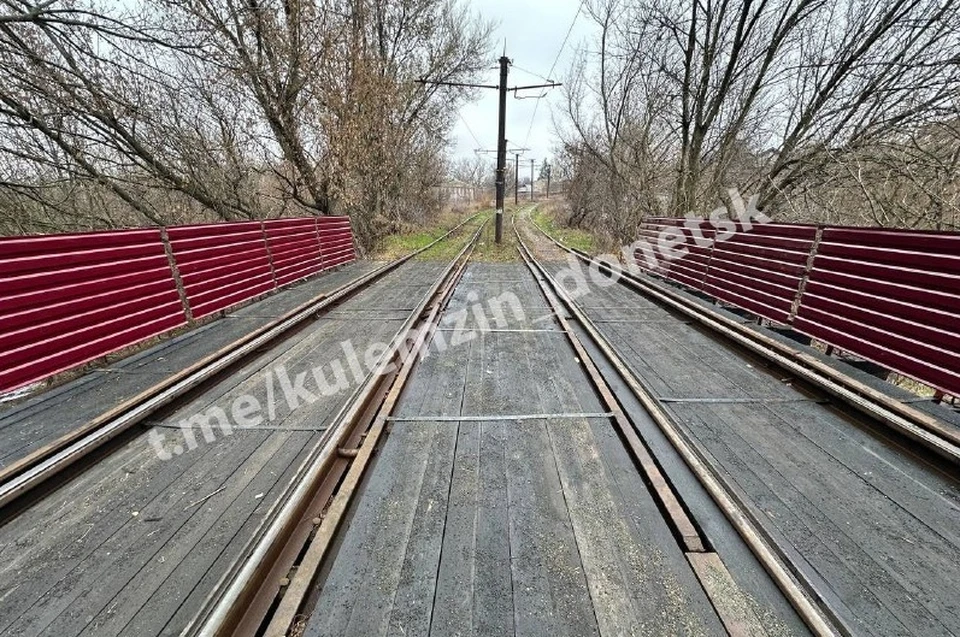 На мосту уже смонтировали новые элементы верхнего строения трамвайного пути и ограждающие металлические конструкции. Фото: ТГ/Кулемзин