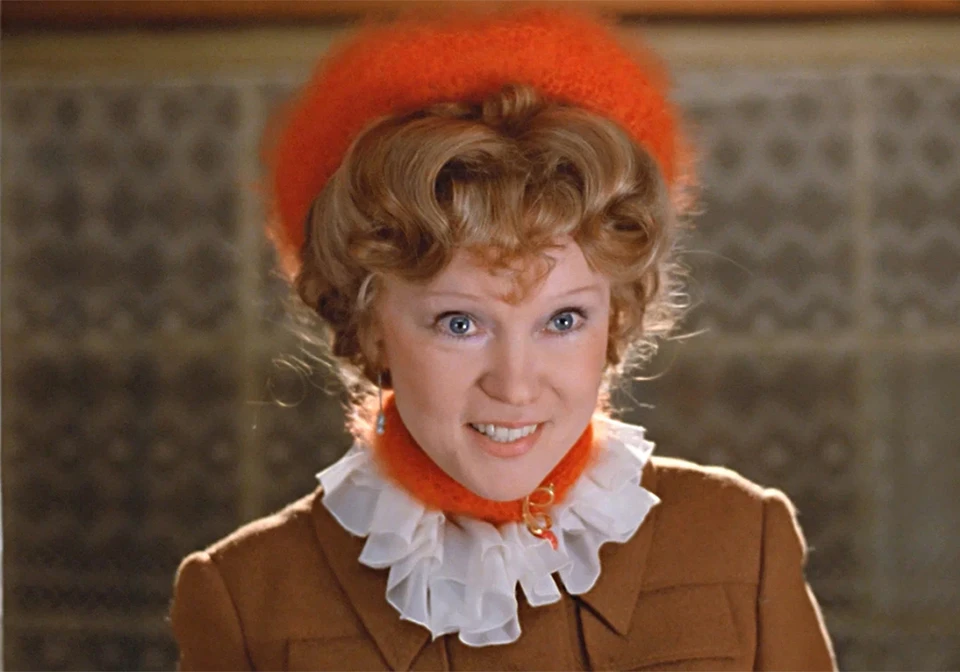 Людмилы Гурченко в образе Раисы Захаровны из фильма «Любовь и голуби». Фото: кадр из фильма.