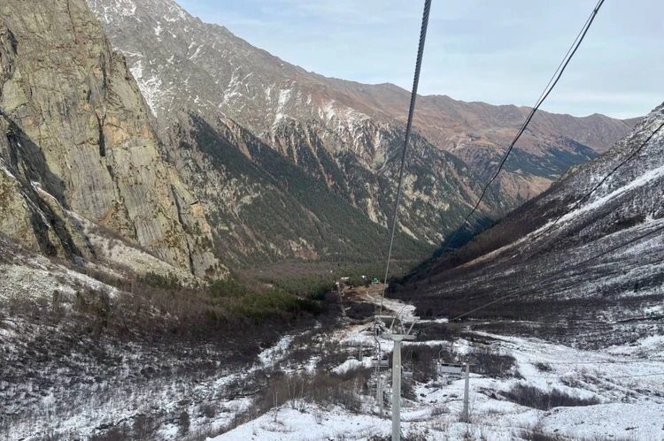 Посвятил 80-летию Победы: дагестанский канатоходец проехал на танке по натянутым между горами веревкам