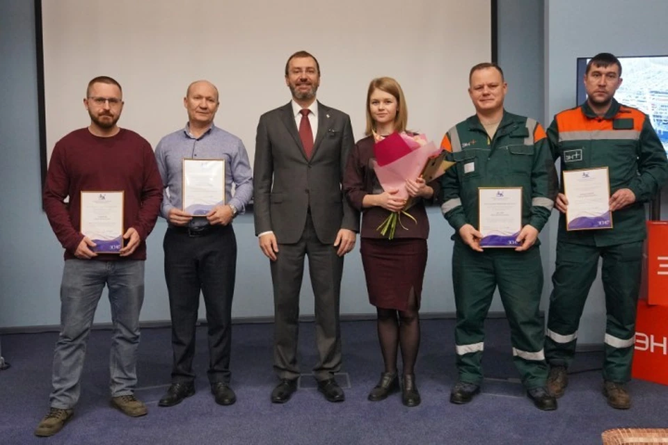 Александр Ведерников поблагодарил исполнителей, которые приложили все усилия, чтобы завершить проект досрочно, а также вручил им благодарственные письма.