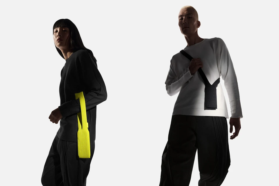 Аксессуар вдохновлен концепцией "куска ткани" и подходит под любую версию смартфона. Фото: apple.com