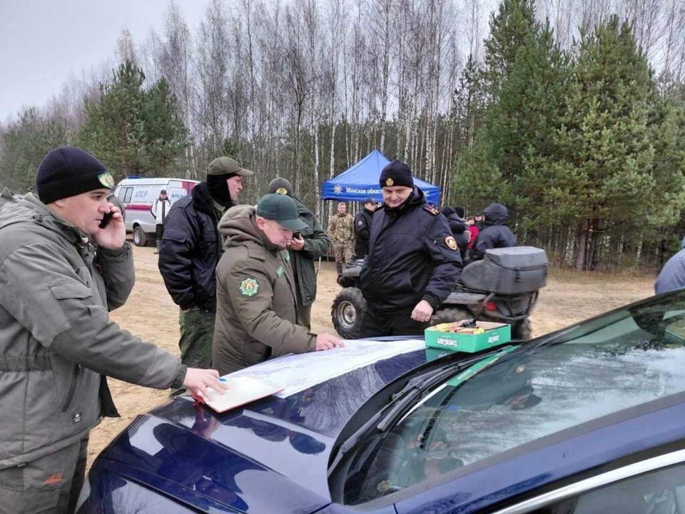 Волонтеры и люди в погонах озвучили версии во время поиска подростка под Березино. Фото: Телеграм-канал «Минская область|О главном»