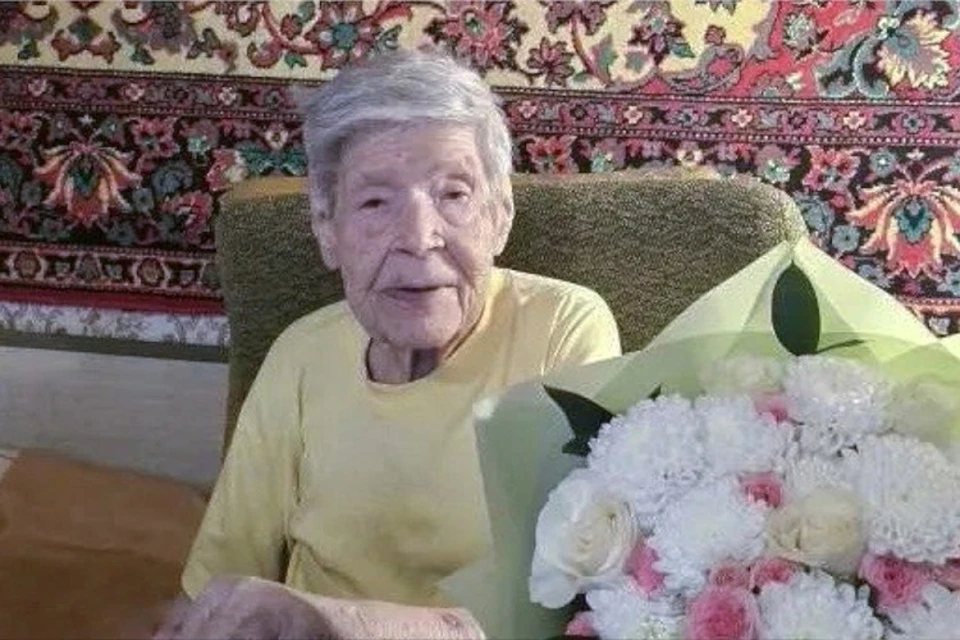 Бывшая учительница принимает поздравления. Фото: ПТО