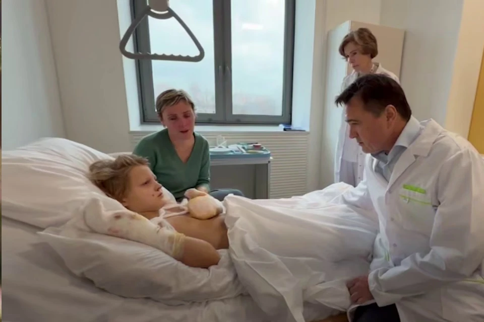 Губернатор Подмосковья Воробьев навестил пострадавшего в Красногорске мальчика