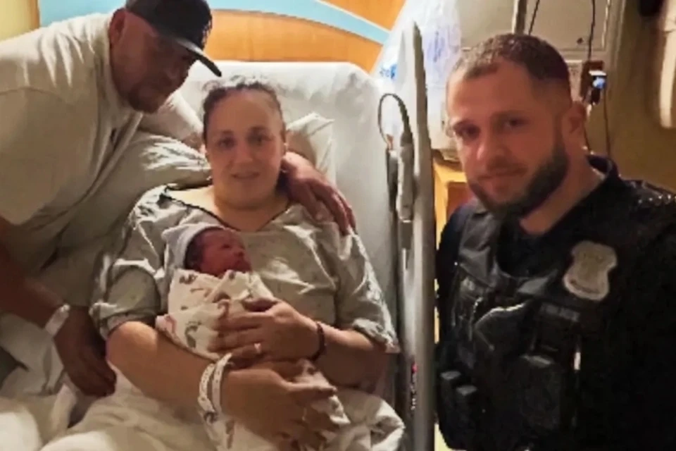 В США полицейский принял роды на обочине с помощью диспетчера. Фото: Melvindale police department.