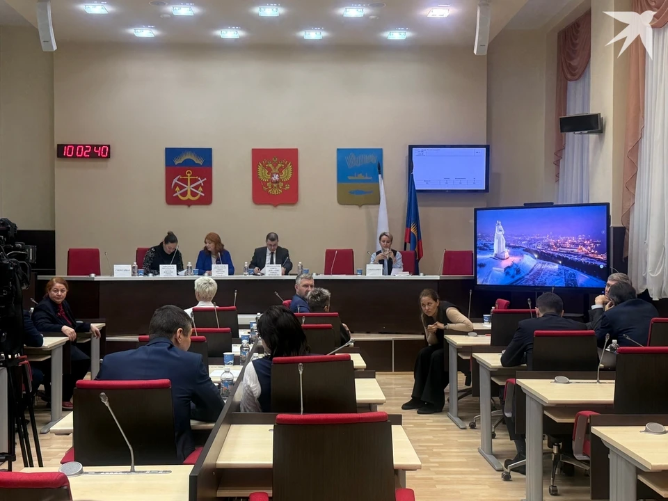 После представления обеих кандидатов состоится открытое голосование депутатов. Инаугурация состоится также 14 ноября.