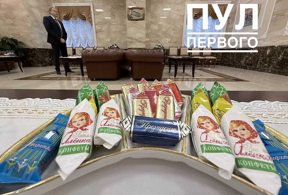 Показали, какие конфеты есть в приемной Лукашенко. Фото: телеграм-канал «Пул Первого».