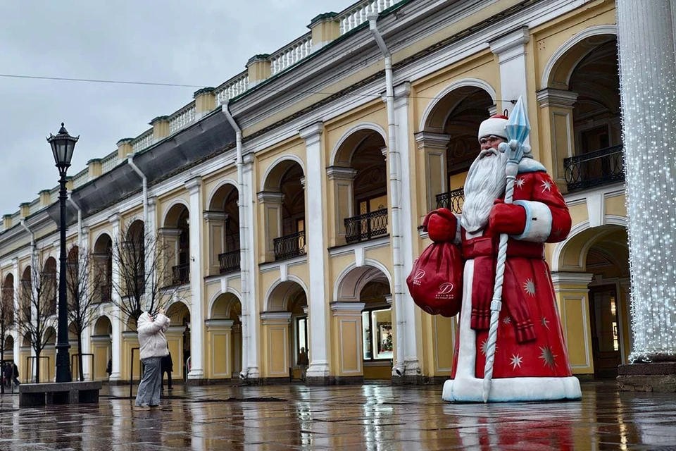 Колонны старейшего универмага начали украшать гирляндами.