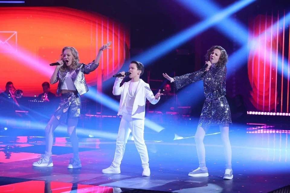 Милана Крохина (первая справа), несмотря на проблемы с голосом, вышла нас цену. Фото Первого канала.