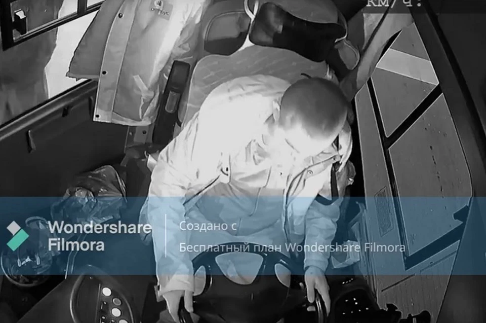 В Ярославле мужчина проник в кабину автобуса. Скриншот с видео: группа "Стартранс в Ярославской области"