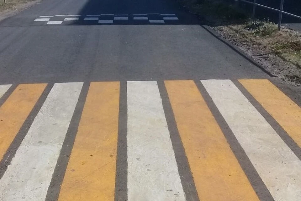 У дома № 1а по улице Луначарского в городе Лиски водитель припарковал «Опель Астру» на пешеходном переходе.