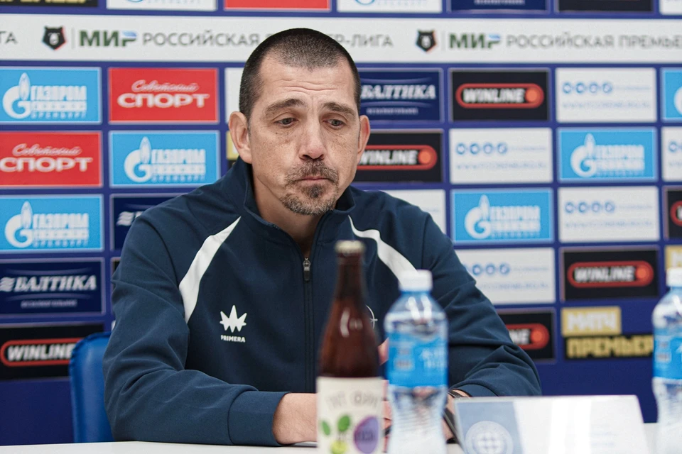 В добавленные минуты ко второму тайму тренер получил прямую красную карточку – его удалили за «провокационные действия в подстрекательной манере» по отношению к нападающему Николаю Комличенко.