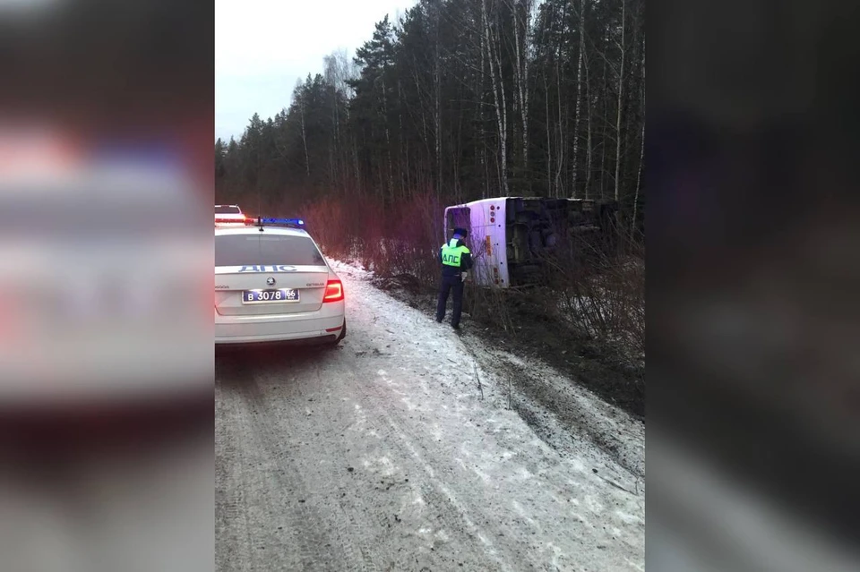 Под Екатеринбургом на скользкой трассе перевернулся автобус с пассажирами. Фото: Госавтоинспекция Свердловской области