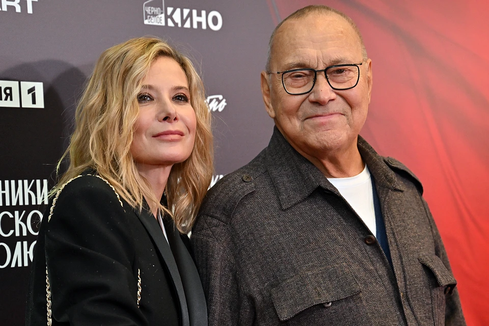 Режиссер Андрей Кончаловский с супругой, актрисой Юлией Высоцкой