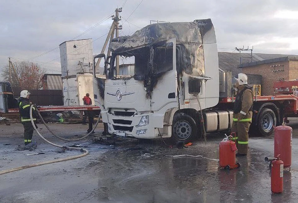 В поселке Ракитное загорелась кабина грузовика. Сотрудники МЧС оперативно потушили огонь.