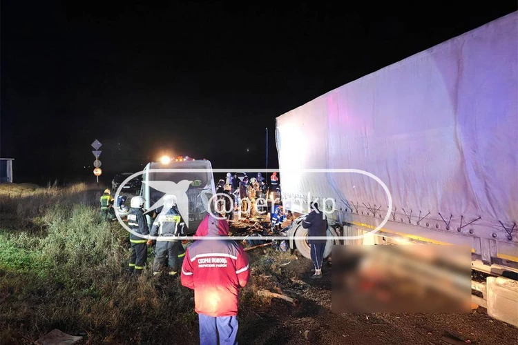 «Семь человек погибли, больше 10 увезли на скорой»: на трассе Пермь-Екатеринбург произошла страшная авария