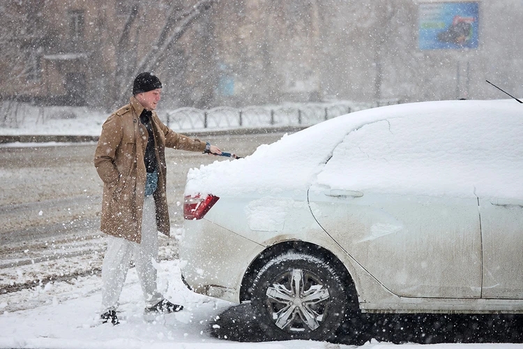 «Первый раз в первый снег»: Что нужно сделать, чтобы не попасть в аварию на мокрой и холодной дороге