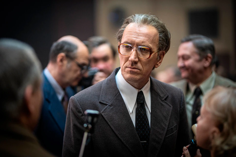 А это, собственно, дорогой Вилли и есть (Кирилл Кяро в образе канцлера ФРГ). Фото: Кадр из сериала «Дорогой Вилли», 2025