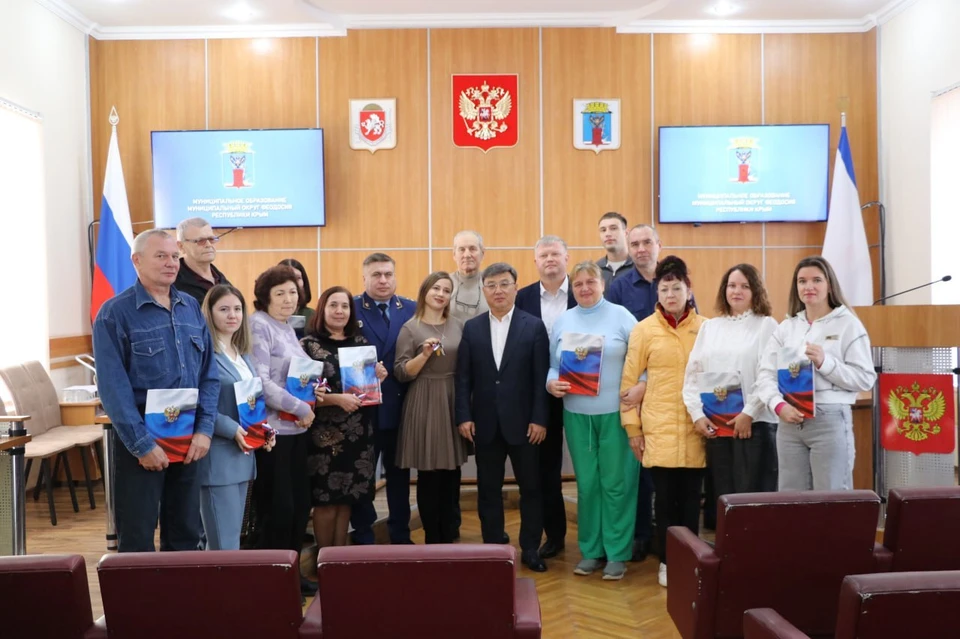 Ключи от новых квартир феодосийцам вручил глава городской администрации Владимир Ким. Фото: Владимир Ким/Tg