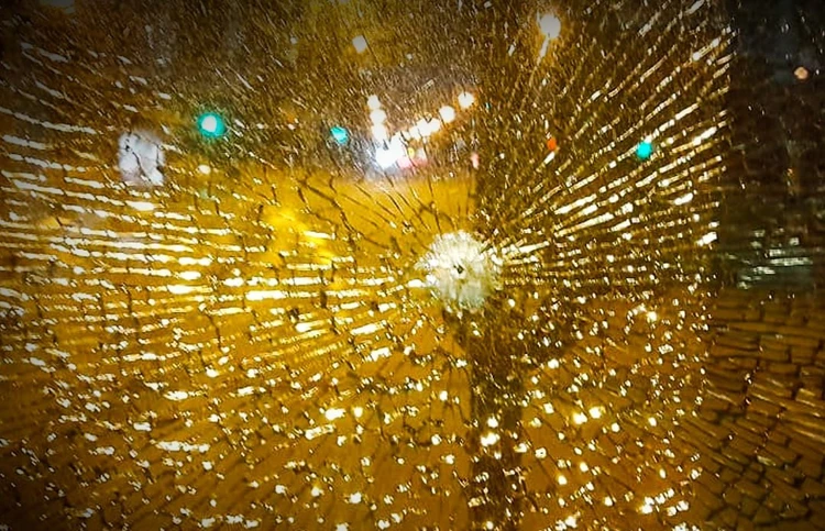 Неизвестные обстреляли троллейбус в Калуге