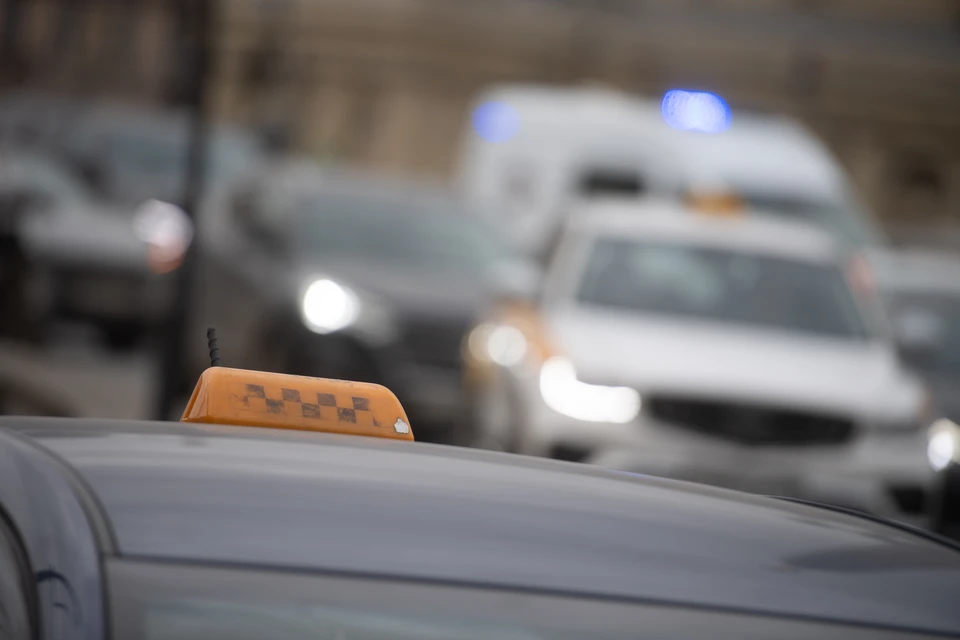 В Якутске пассажир разбил стекло такси, отказавшись платить за поездку