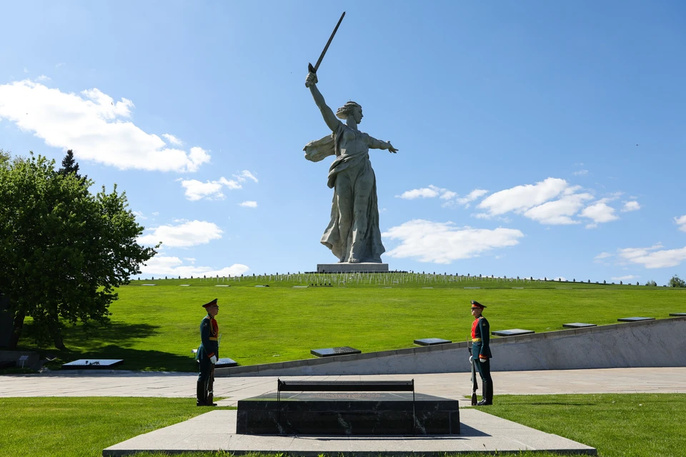 Капсулу с землей с Мамаева кургана будут хранить на борту ледокола "Сталинград"