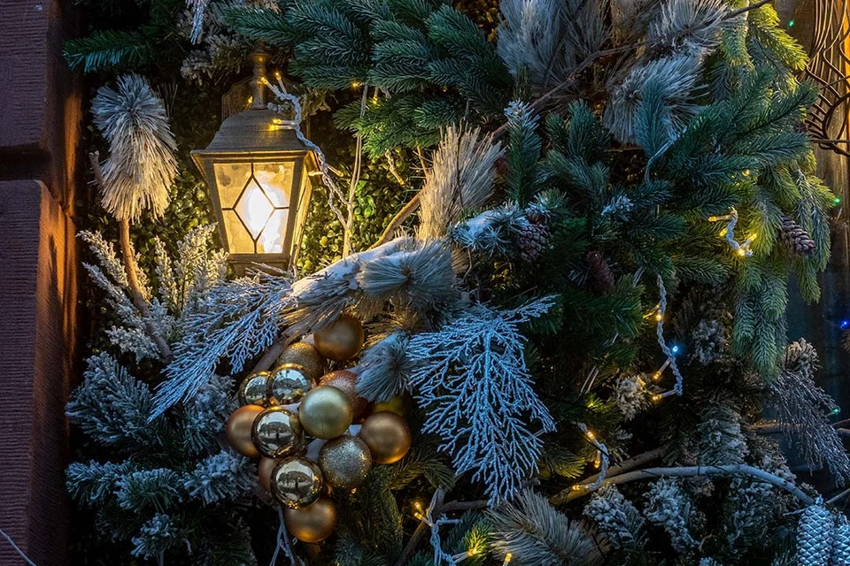 Гостей встретят Дед Мороз, Снегурочка и фрейлины.