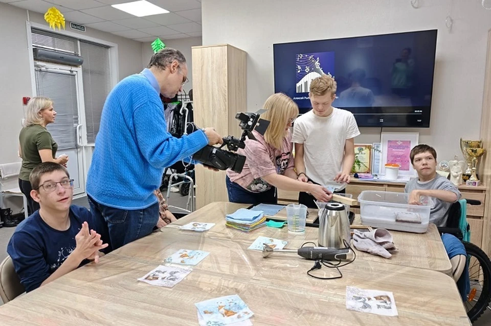 Съемки ролика на мастер-классе по изготовлению бумаги ручного отлива. Фото: сообщество "Дети- ангелы"