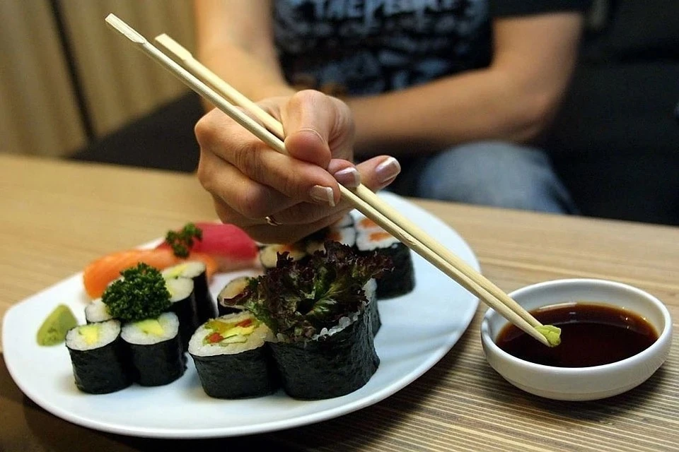 Суши могут быть опасны: инфекционист призвал быть осторожными с одним видом рыбы