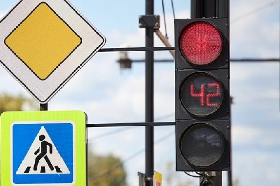 На перекрестке Павлова Морозова и Вахова в Хабаровске обновляют светофоры