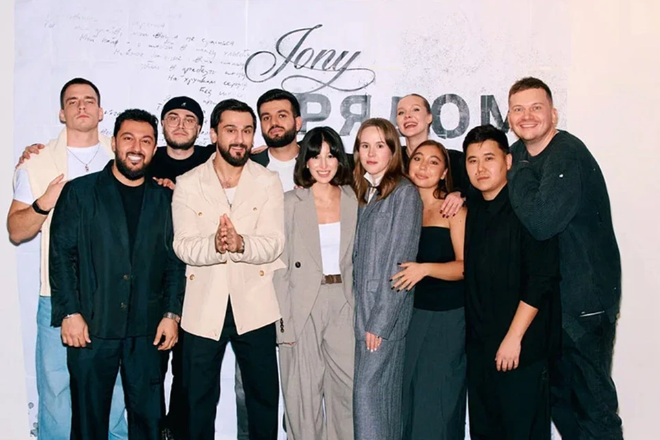 Музыкант собрал друзей на авторской выставке «РЯДОМ». Фото: архив JONY