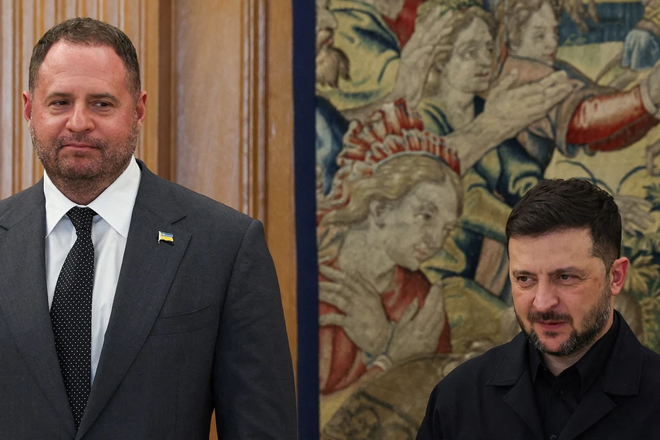 По данным АР, правая рука Зеленского предпринимает лихорадочные попытки укрепить свою поддержку в разных слоях украинских элит.