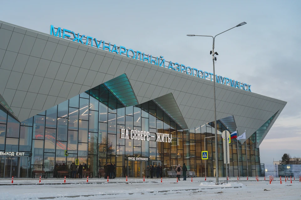 Новый терминал - площадью 7,5 тысячи квадратных метров, три этажа высотой 17 метров, 11 стоек регистрации (против шести - в первом здании), при этом у него также есть то, чего нет у исторического здания - телетрапы. Фото: Игорь Громов / Правительство Мурманской области