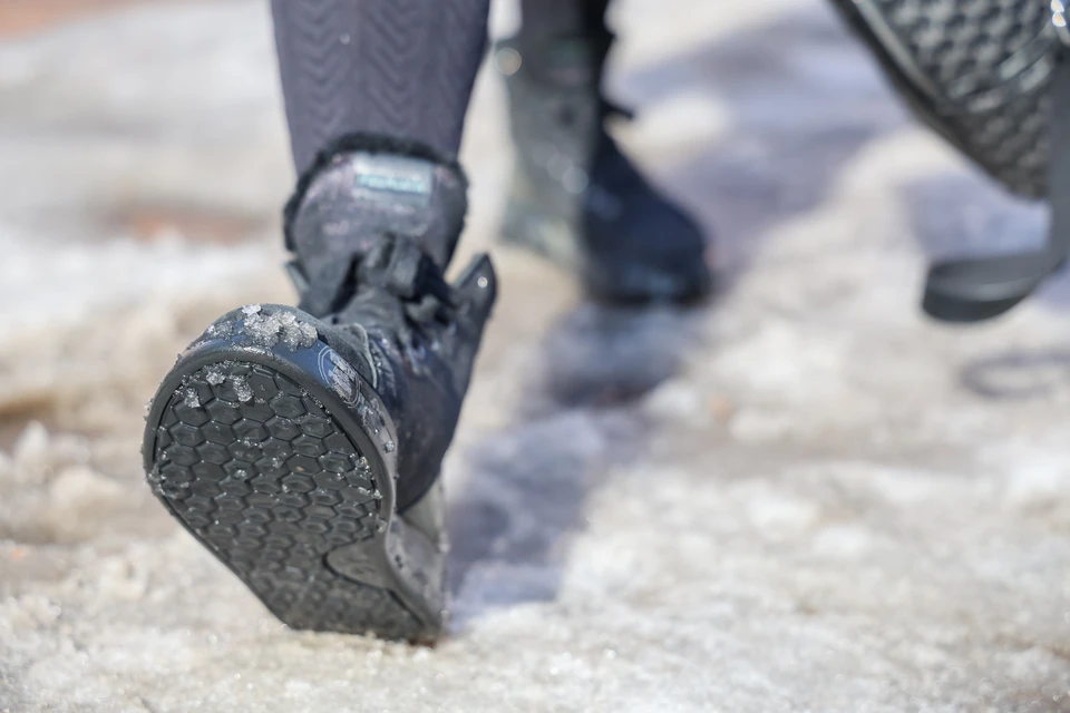 В городе сильно заледенели дороги.