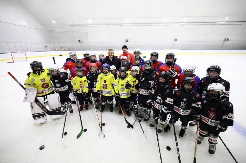 Крытый хоккейный корт губернатора попросили построить дети. Фото: пресс-служба губернатора.