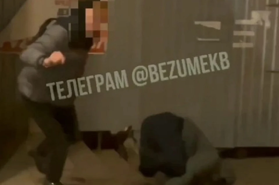 Мужчина упал на асфальт. Фото: скриншот видео