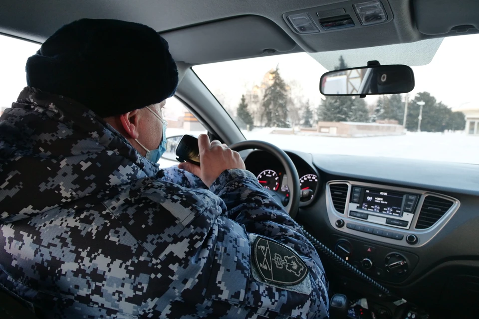 В Кузбассе росгвардейцы спасли автолюбительницу из снежного плена.
