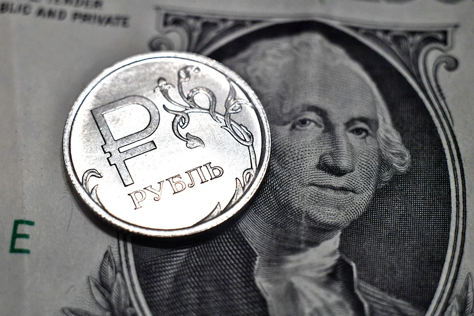 Курс доллара в пятницу рухнул с 80 рублей за доллар до 76,55 рублей.