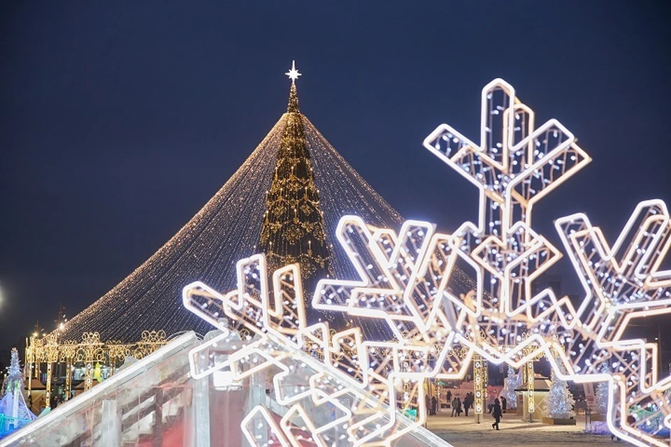 Гирлянды, елки и декорации превращают город в зимнюю сказку