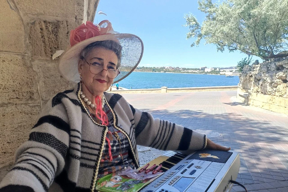 Антонина Никишина поет на Приморском бульваре