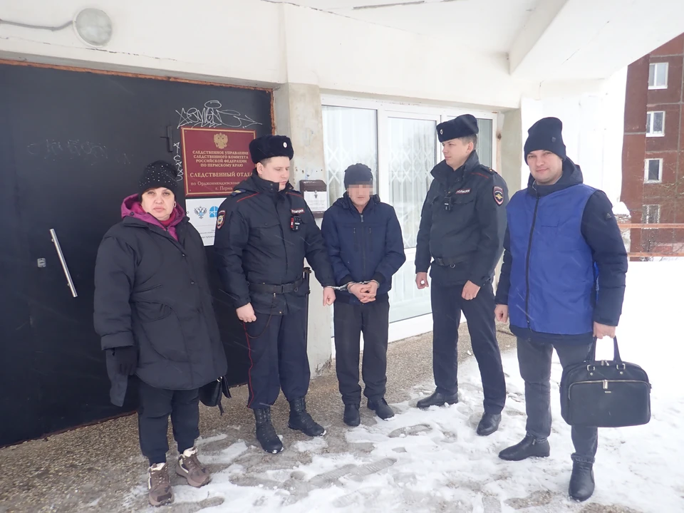 Экс-сотрудник милиции в наручниках на следственном эксперименте. Фото: СУ СКР по Пермскому краю.