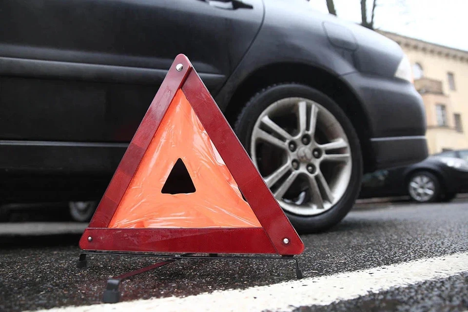 Водитель такси потерял сознание и врезался в столб в Минске. Снимок носит иллюстративный характер.